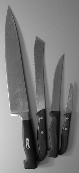 4 couteaux de cuisine. Source : http://data.abuledu.org/URI/50ff28ba-4-couteaux-de-cuisine