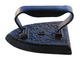 Ancien fer à repasser. Source : http://data.abuledu.org/URI/522e4177-ancien-fer-a-repasser