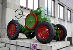 Ancien tracteur à Prague. Source : http://data.abuledu.org/URI/528897d6-ancien-tracteur-a-prague