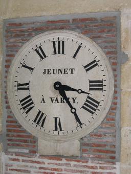 Ancienne horloge à Chateauneuf. Source : http://data.abuledu.org/URI/529a66f2-ancienne-horloge-a-chateauneuf
