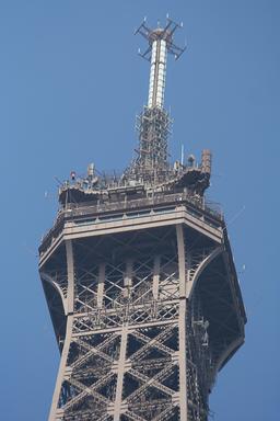 Antennes de la Tour Eiffel. Source : http://data.abuledu.org/URI/5022c867-antennes-de-la-tour-eiffel