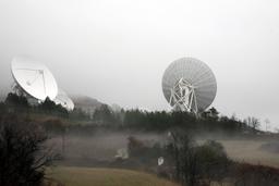 Antennes de reception satellitaire. Source : http://data.abuledu.org/URI/5022c752-antennes-de-reception-satellitaire