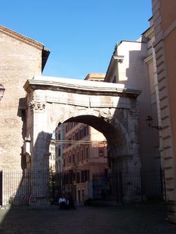 Arc de Gallien à Rome. Source : http://data.abuledu.org/URI/5532e9de-arc-de-gallien-a-rome