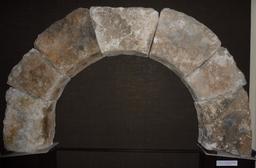 Arc gallo-romain à Lattes. Source : http://data.abuledu.org/URI/58d4c2f6-arc-gallo-romain-a-lattes