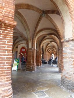 Arcades de la place nationale à Montauban. Source : http://data.abuledu.org/URI/571aa957-arcades-de-la-place-nationale-a-montauban
