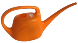 Arrosoir en plastique orange. Source : http://data.abuledu.org/URI/51d9a77f-arrosoir-en-plastique-orange