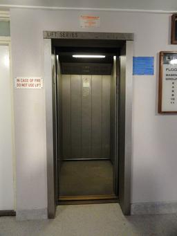 Ascenseur. Source : http://data.abuledu.org/URI/51af4961-ascenseur