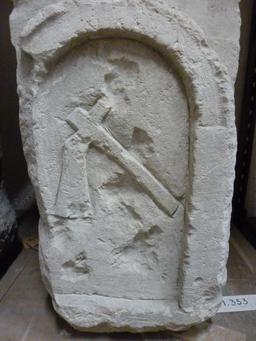 Ascia sur stèle funéraire à Bordeaux. Source : http://data.abuledu.org/URI/5587a3a8-ascia-sur-stele-funeraire-a-bordeaux