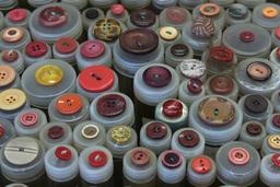 Assortiment de boutons en vente. Source : http://data.abuledu.org/URI/53176b4c-assortiment-de-boutons-en-vente