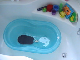baignoire d'enfant. Source : http://data.abuledu.org/URI/50211b4d-baignoire-d-enfant