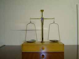 Balance dite Trébuchet. Source : http://data.abuledu.org/URI/502e92db-balance-dite-trebuchet