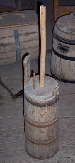 Baratte ancienne à beurre verticale. Source : http://data.abuledu.org/URI/51ddce3d-baratte-ancienne-a-beurre-verticale