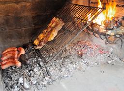 Barbecue familial en Uruguay. Source : http://data.abuledu.org/URI/5501dad3-barbecue-familial-en-uruguay