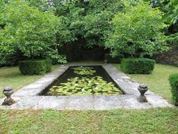 Bassin aux nymphéas dans le parc du Château Malleret à Cadaujac. Source : http://data.abuledu.org/URI/594eb2d9-bassin-aux-nympheas-dans-le-parc-du-chateau-malleret-a-cadaujac
