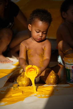 Bébé jouant avec de la peinture jaune. Source : http://data.abuledu.org/URI/546a53cd-bebe-jouant-avec-de-la-peinture-jaune