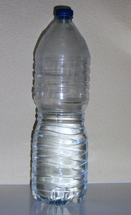 bouteille d'eau en plastique. Source : http://data.abuledu.org/URI/501bb6b7-bouteille-d-eau-en-plastique