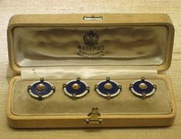 Boutons en lazurite de Fabergé. Source : http://data.abuledu.org/URI/53175f51-boutons-en-lazurite-de-faberge