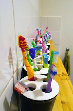 Brosses à dents pour enfants. Source : http://data.abuledu.org/URI/5100df73-brosses-a-dents-pour-enfants