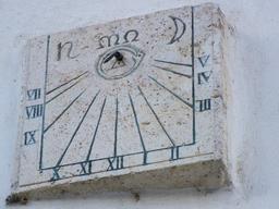 Cadran solaire à Isle-Saint-Georges. Source : http://data.abuledu.org/URI/5827e8af-cadran-solaire-a-isle-saint-georges