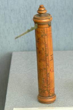 Calendrier de berger cylindrique en bois. Source : http://data.abuledu.org/URI/524c3975-calendrier-de-berger-cylindrique-en-bois