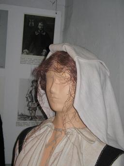 Capuche traditionnelle de femme. Source : http://data.abuledu.org/URI/50437196-capuche-traditionnelle-de-femme