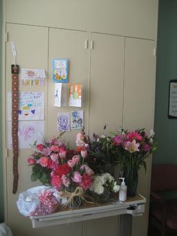 Cartes et fleurs sur table d'hôpital. Source : http://data.abuledu.org/URI/531c329e-cartes-et-fleurs-sur-table-d-hopital