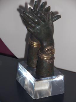 Casse-noix antique en bronze et or. Source : http://data.abuledu.org/URI/52786aaf-casse-noix-antique-en-bronze-et-or