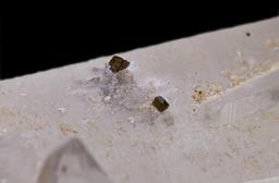 Cassitérite sur quartz. Source : http://data.abuledu.org/URI/520cf883-cassiterite-sur-quartz