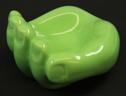 Cendrier vert en forme de main. Source : http://data.abuledu.org/URI/5341d579-cendrier-vert-en-forme-de-main