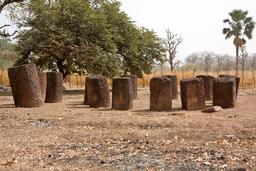 Cercle de pierres en Gambie. Source : http://data.abuledu.org/URI/50328386-cercle-de-pierres-en-gambie