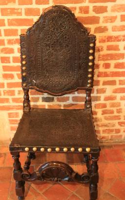 Chaise en cuir. Source : http://data.abuledu.org/URI/55ccdc03-chaise-en-cuir