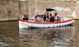 Chasse au plastique sur le canal d'Amsterdam. Source : http://data.abuledu.org/URI/582e86b1-chasse-au-plastique-sur-le-canal-d-amsterdam