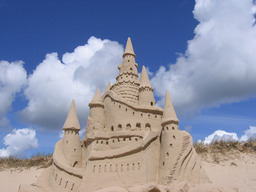 Chateau de sable. Source : http://data.abuledu.org/URI/47f4e5d2-chateau-de-sable