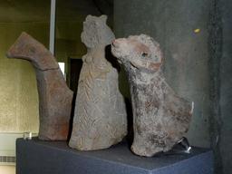 Chenets de cheminée gallo-romains de Lattara à Lattes. Source : http://data.abuledu.org/URI/58d4bef4-chenets-de-cheminee-gallo-romains-de-lattara-a-lattes
