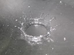 Chute d'une goutte d'eau. Source : http://data.abuledu.org/URI/50420ca1-chute-d-une-goutte-d-eau