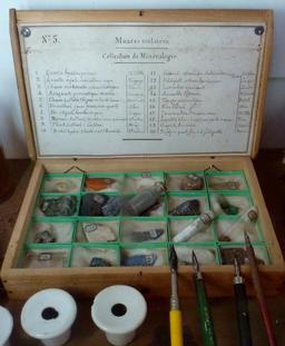 Collection de minéralogie scolaire d'antan. Source : http://data.abuledu.org/URI/55be2a28-collection-de-mineralogie-scolaire-d-antan