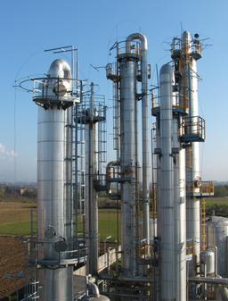 Colonnes de distillation industrielle. Source : http://data.abuledu.org/URI/5132fd21-colonnes-de-distillation-industrielle