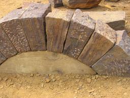 Construction d'un arc en pierre. Source : http://data.abuledu.org/URI/537fc712-construction-d-un-arc-en-pierre