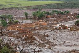 Coulée de boues sur le village de Bento Rodrigues au Brésil. Source : http://data.abuledu.org/URI/5686f98c-coulee-de-boues-sur-le-village-de-bento-rodrigues-au-bresil