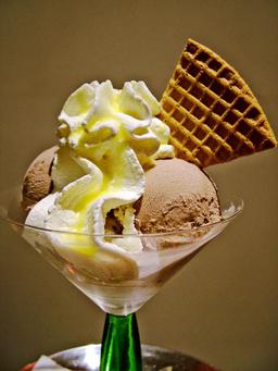 Coupe glacée avec crème chantilly. Source : http://data.abuledu.org/URI/53515bb5-coupe-glacee-avec-creme-chantilly