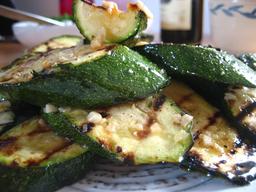 Courgettes grillées. Source : http://data.abuledu.org/URI/534ae1dd-courgettes-grillees
