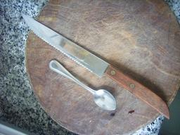 Couteau de cuisine et petite cuillère en inox. Source : http://data.abuledu.org/URI/51213bb1-couteau-de-cuisine-et-petite-cuillere-en-inox