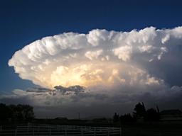 Cumulonimbus associé à un orage supercellulaire. Source : http://data.abuledu.org/URI/523407fb-cumulonimbus-associe-a-un-orage-supercellulaire