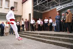 Danseur basque d'Aurresku. Source : http://data.abuledu.org/URI/527fe715-danseur-basque-d-aurresku