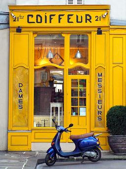 Devanture de salon de coiffure à Paris. Source : http://data.abuledu.org/URI/546a578b-devanture-de-salon-de-coiffure-a-paris