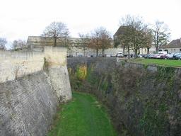Douves du château de Caen. Source : http://data.abuledu.org/URI/58da131b-douves-du-chateau-de-caen