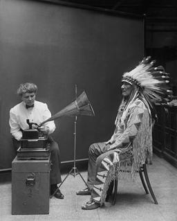 Enregistrement de chef indien en 1916. Source : http://data.abuledu.org/URI/53b51ed4-enregistrement-de-chef-indien-en-1916
