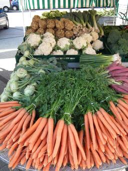 Étalage de légumes au marché. Source : http://data.abuledu.org/URI/546db12c-etalage-de-legumes-au-marche