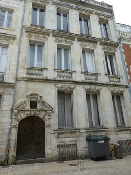 Façade d'hôtel particulier de La Rochelle. Source : http://data.abuledu.org/URI/5821f9e3-facade-d-hotel-particulier-de-la-rochelle
