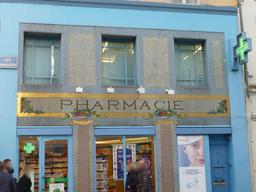 Façade de pharmacie à Nancy. Source : http://data.abuledu.org/URI/581a4234-facade-de-pharmacie-a-nancy